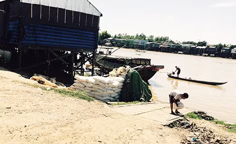 Hàng lậu đưa lên vỏ lãi ngay bến đò Cách Cô để chuẩn bị xâm nhập vào Việt Nam.