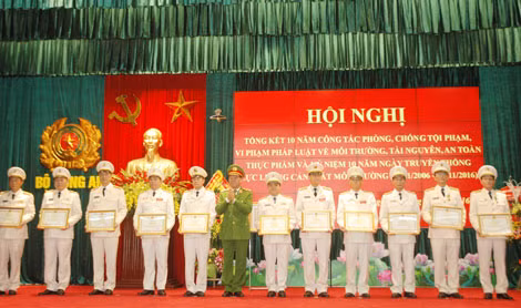 Các tập thể, cá nhân xuất sắc được Bộ Công an tặng bằng khen.