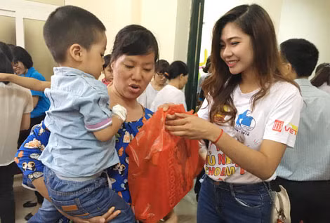 Hoa khôi sinh viên Hà Nội tham gia tặng quà cho các bệnh nhi.