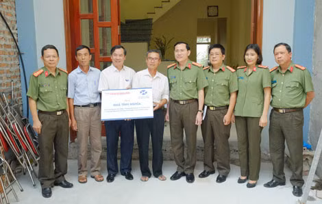 Báo CAND, Tổng Công ty CP Bảo hiểm Xuân Thành, Công an tỉnh Nam Định trao 50 triệu đồng hỗ trợ xây nhà tình nghĩa cho đồng chí Nguyễn Văn Điều.