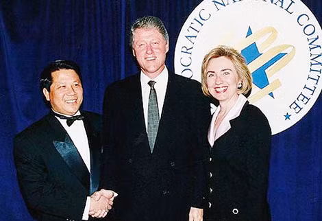Ông Ngô Lập Thắng chụp ảnh cùng vợ chồng cựu Tổng thống Mỹ Bill Clinton.