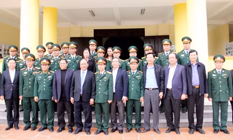 Thủ tướng thăm, tặng quà Lữ đoàn 242.
