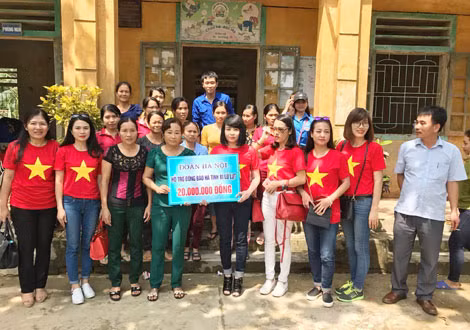 Bà Chu Thị Hải Yến, Giám đốc Công ty cổ phần xây dựng và phát triển cơ sở hạ tầng Thanh Xuân INDECO Hà Nội (ở giữa bên phải) thăm và trao quà cho Trường mầm non xã Phúc Trạch, huyện Hương Khê trong chuyến thiện nguyện tháng 10 vừa qua.
