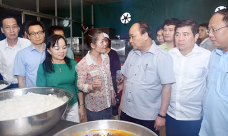 Thủ tướng đặt nhiều câu hỏi với chị Nguyễn Thị Nụ, chủ cơ sở chế biến Tú Anh. Ảnh: VGP/Quang Hiếu.