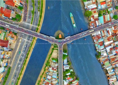 Tác phẩm “Cầu Chữ Y” đoạt giải nhì tại “Liên hoan ảnh nghệ thuật khu vực TP Hồ Chí Minh”.