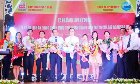 Lãnh đạo UBND tỉnh và Tập đoàn Sao Mai tặng hoa chức mừng HDDQT mới của An Giang Tourimex.