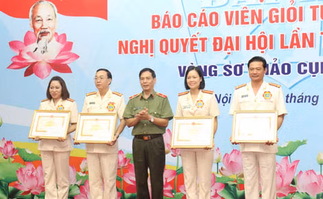 4 Báo cáo viên xuất sắc nhất vòng sơ khảo tại cụm thi số 2 được lọt vào vòng thi chung khảo Hội thi .