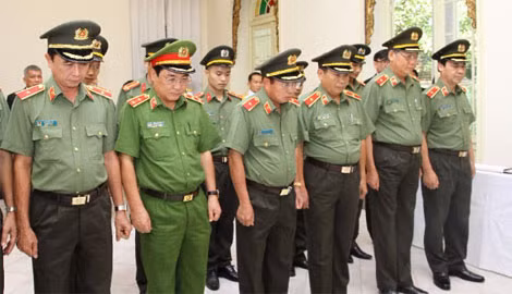 Đoàn đại biểu Bộ Công an Việt Nam tới viếng Nhà vua Thái Lan Bhumibol Adulyadej. Đoàn đại biểu Bộ Công an Việt Nam tới viếng Nhà vua Thái Lan Bhumibol Adulyadej.
