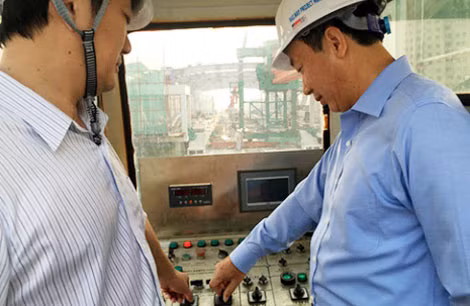Lãnh đạo Bộ Giao thông và Tổng thầu Trung Quốc bấm nút hợp long tuyến đường sắt. Ảnh: Đ.Loan.