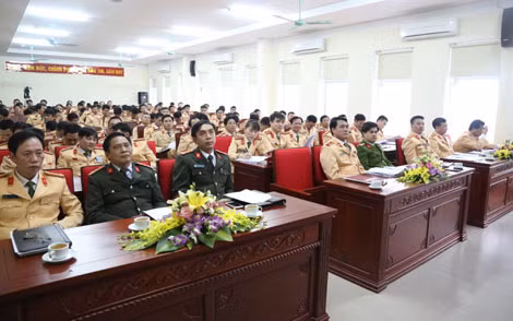 Các đại biểu và lực lượng CSGT Nghệ An tại buổi lễ