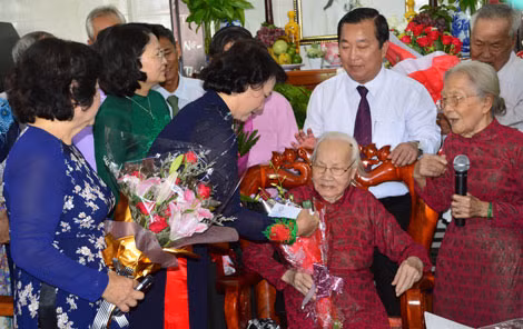 Chủ tịch Quốc hội Nguyễn Thị Kim Ngân cùng các đại biểu chúc mừng Đại thọ bà Ngô Thị Huệ, Phu nhân cố Tổng Bí thư Nguyễn Văn Linh.