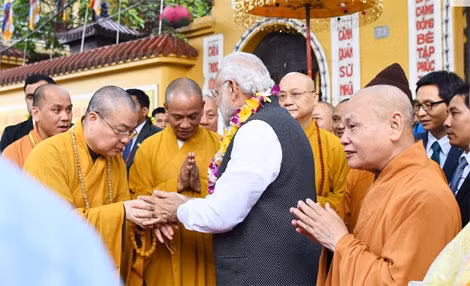 Ông Modi đi bắt tay từng người trong số các tăng ni tham dự cuộc nói chuyện tại chùa Quán Sứ, hỏi đã ai được sang Ấn Độ học đạo Phật, ai chưa sang có muốn sang không. "Tôi nhìn thấy nhưng tăng ni đã được sang Ấn Độ học Phật giáo thì trên khuôn mặt họ tỏa ra hào quang, còn những tăng ni mong muốn sang Ấn Độ học thì trên khuôn mặt tỏa ra sự hào hứng", ông cho biết. Ảnh: vnexpress.net
