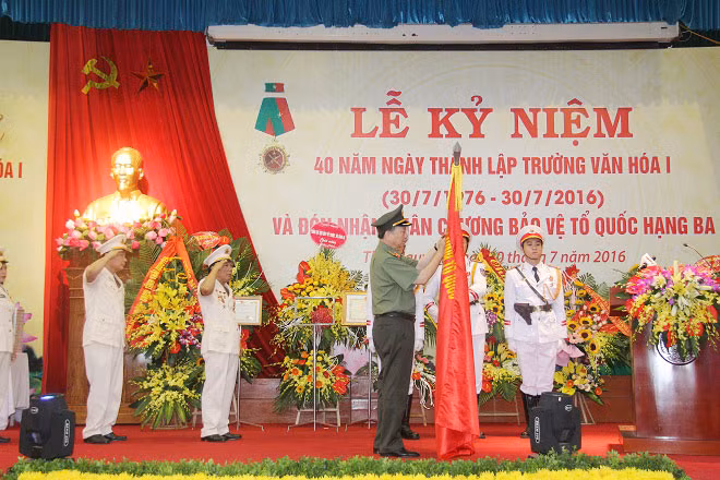 Thừa uỷ quyền của Chủ tịch nước, Bộ trưởng Tô Lâm trao tặng Huân chương Bảo vệ Tổ quốc hạng Ba cho trường Văn hoá I Thừa uỷ quyền của Chủ tịch nước, Bộ trưởng Tô Lâm trao tặng Huân chương Bảo vệ Tổ quốc hạng Ba cho trường Văn hoá I