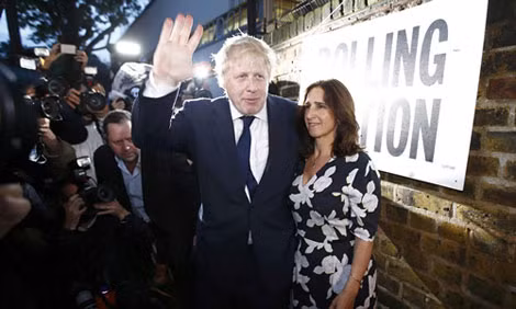 Cựu thị trưởng London Boris Johnson (người ủng hô nước Anh rời khỏi EU) cùng vợ tại một điểm bỏ phiếu ở bắc London ngày 23-6.