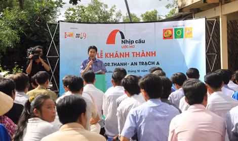 Đông đảo bà con nhân dân đến tham dự lễ khánh thành cây cầu thép dây văng.