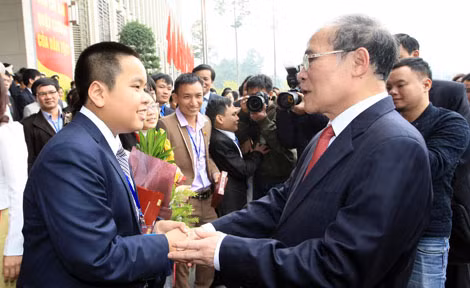 Nguyên Chủ tịch Quốc hội Nguyễn Sinh Hùng trò chuyện với tài năng trẻ Đỗ Nhật Nam trong lễ vinh danh Tài năng trẻ.
