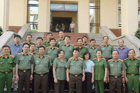 Thứ trưởng Bùi Văn Nam và các đại biểu dự cuộc họp.