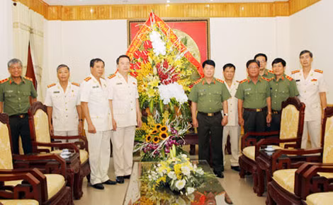 Thứ trưởng Bùi Văn Nam tặng lẵng hoa chúc mừng lực lượng An ninh nhân dân Công an Hà Nam nhân kỷ niệm 70 năm Ngày truyền thống lực lượng An ninh nhân dân (12/7/1946 - 12/7/2006).
