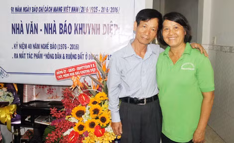 Vợ chồng nhà văn Khuynh Diệp xúc động trong ngày vui.