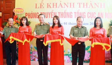 Bộ trưởng Tô Lâm và lãnh đạo Tổng cục An ninh cắt băng khánh thành Phòng truyền thống Tổng cục An ninh, Bộ Công an. Bộ trưởng Tô Lâm và lãnh đạo Tổng cục An ninh cắt băng khánh thành Phòng truyền thống Tổng cục An ninh, Bộ Công an.