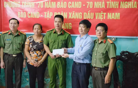 Báo CAND, Tập đoàn Xăng dầu Việt Nam, Công an tỉnh Nam Định trao 50 triệu đồng hỗ trợ xây nhà tình nghĩa cho Thượng úy Nguyễn Huy Điệp.