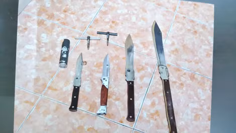 Hung khí đối tượng trộm cắp tài sản trên ca bin xe ô-tô sử dụng để chống trả các trinh sát khi bị bắt giữ.