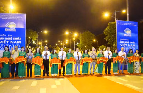 Quang cảnh lễ khai mạc triển lãm.