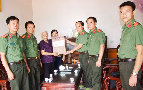 Lãnh đạo Công an tỉnh tặng quà các mẹ Việt Nam anh hùng và các gia đình thân nhân liệt sỹ Công an nhân dân. Lãnh đạo Công an tỉnh tặng quà các mẹ Việt Nam anh hùng và các gia đình thân nhân liệt sỹ Công an nhân dân.