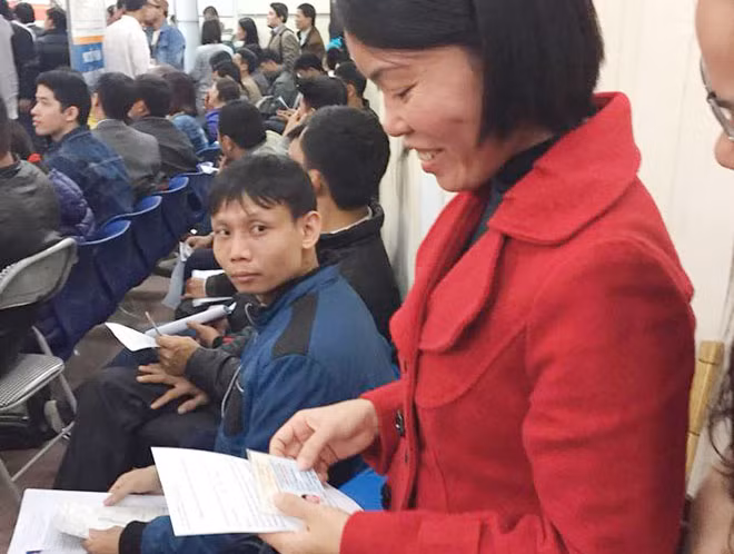 Một người dân chấp nhận đứng để chờ đến lượt làm thủ tục.