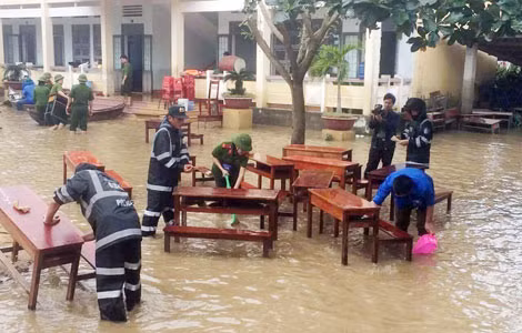 CSCĐ Tiểu đoàn 1 thu dọn vệ sinh, tẩy rửa bùn đất ở Trường THCS Cát Chánh, huyện Phù Cát, tỉnh Bình Định.