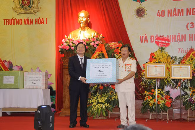 Bộ trưởng Bộ GD&ĐT Phùng Xuân Nhạ tặng quà cho trường Văn hoá I. Bộ trưởng Bộ GD&ĐT Phùng Xuân Nhạ tặng quà cho trường Văn hoá I.
