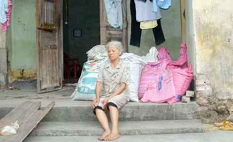 Bà Mến (Nam Sách, Hải Dương) buồn rầu vì khoản nợ đầu tư cho con.