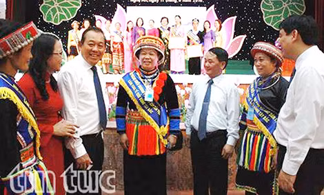 Phó Thủ tướng Trương Hòa Bình nói chuyện thân mật với các đại biểu về dự hội nghị.