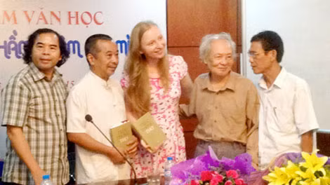 Nhờ thơ Trúc Thông (thứ 2 từ phải sang) chụp ảnh cùng các bạn thơ tại buổi tọa đàm về thơ ông.