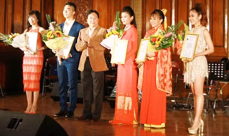 Thứ trưởng Vương Duy Biên (thứ 3 từ trái sang) chúc mừng các thí sinh đoạt Huy chương vàng tại “Cuộc thi Tài năng âm nhạc trẻ 2016”. Thứ trưởng Vương Duy Biên (thứ 3 từ trái sang) chúc mừng các thí sinh đoạt Huy chương vàng tại “Cuộc thi Tài năng âm nhạc trẻ 2016”.