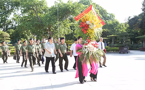 Thứ trưởng Bùi Văn Nam cùng đoàn công tác Bộ Công an và lãnh đạo tỉnh Nghệ An, lãnh đạo Công an tỉnh Nghệ An đến dâng hương tại Nhà tưởng niệm Chủ tịch Hồ Chí Minh - Khu Di tích Kim Liên huyện Nam Đàn. Thứ trưởng Bùi Văn Nam cùng đoàn công tác Bộ Công an và lãnh đạo tỉnh Nghệ An, lãnh đạo Công an tỉnh Nghệ An đến dâng hương tại Nhà tưởng niệm Chủ tịch Hồ Chí Minh - Khu Di tích Kim Liên huyện Nam Đàn.