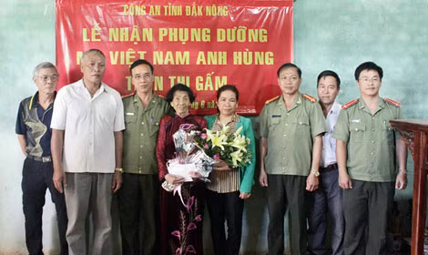 Lễ nhận phụng dưỡng suốt đời Mẹ Việt Nam Anh hùng Trần Thị Gấm.