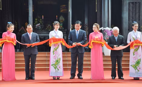Đồng chí Đinh La Thăng, Ủy viên Bộ Chính trị, Bí thư Thành ủy TP Hồ Chí Minh và các đ/c lãnh đạo thành phố cắt băng khánh thành đền thờ Đức Lễ Thành Hầu Nguyễn Hữu Cảnh tại TP Hồ Chí Minh.
