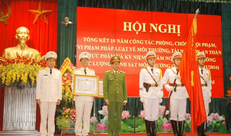 Thừa ủy quyền của Chủ tịch nước, Thứ trưởng Lê Quý Vương trao Huân chương Bảo vệ Tổ Quốc hạng Ba tặng cho Phòng 6, Cục Cảnh sát PCTP về MT.