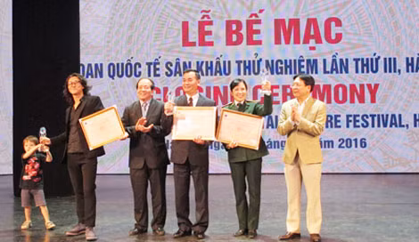 Thứ trưởng Vương Duy Biên trao giải cho các tác phẩm đoạt huy chương vàng.