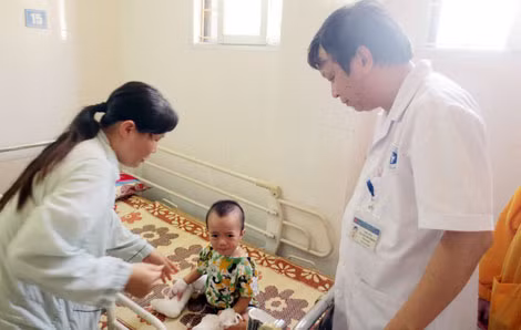 Thạc sĩ, bác sĩ Nguyễn Thống thăm khám trẻ bị tai nạn bỏng đang nằm điều trị tại Khoa Bỏng, Bệnh viện Đa Khoa Xanh Pôn Hà Nội.