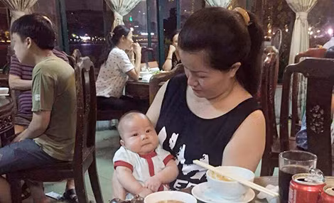 Chị Lưu Thị Hồng Vân cùng con trai mới sinh – người mẹ tha thiết được đón bé Gấu cùng bà ngoại về nhà sau khi xuất viện.