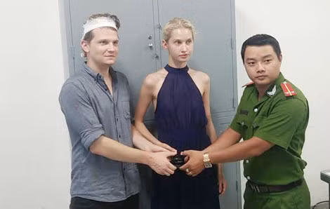 Cảnh sát hình sự Công an quận 1 trả lại tài sản cho anh Graetz và chị Ponomarenko.
