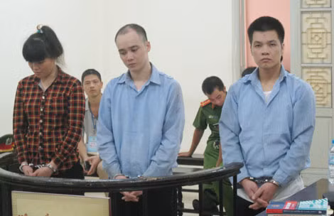 Ba bị cáo Huê, Vân và Tùng.