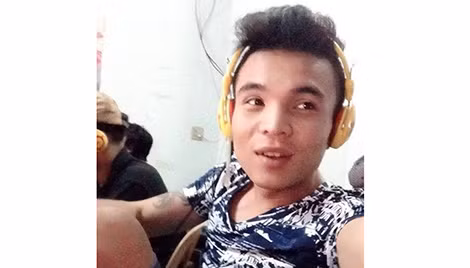 Hung thủ Lê Thanh Tâm trong một tiệm net.