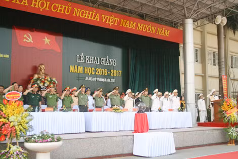 Bộ trưởng Tô Lâm và các đại biểu làm lễ chào cờ.