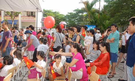 Việc đăng ký tuyển sinh đầu cấp trực tuyến được kỳ vọng sẽ giảm thiểu được vất vả cho phụ huynh.
