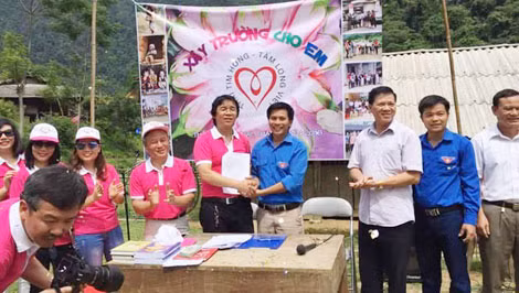 Họa sĩ Lê Tiến Vượng tại lễ động thổ Trường Tiểu học Ngọc Sơn 2, xã Thần Sa, Thái Nguyên.