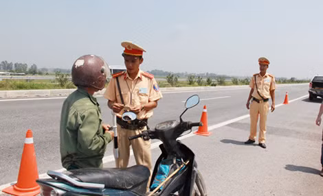 Lực lượng CSGT nhắc nhở người dân vi phạm trên cao tốc Hà Nội – Bắc Giang.