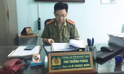 Thiếu tá Lã Ngọc Đức tại phòng làm việc.